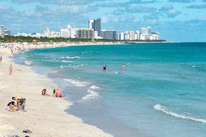 Los turistas en Miami adaptan sus planes en el julio más caluroso de la historia