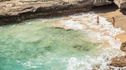 Una playita entre las piedras en Hawaii, Oahu.