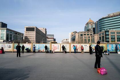 Una plaza generalmente abarrotada frente a la estación de trenes de Pekín en China está casi vacía el sábado 1 de febrero de 2020