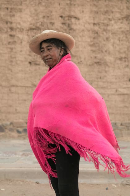 Una pobladora de Yavi enfundada en su poncho.