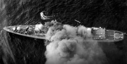 Una poco conocida toma aérea del HMS Sheffield realizada luego del ataque y que demuestra los incendios en progreso como consecuencia del ataque realizado por el capitán de corbeta Augusto Bedacarratz en el Super Etendard (3-A-202) y su numeral, el teniente de fragata Armando Mayora, en el Super Etendard (3-A-203). (Royal Navy).