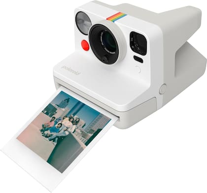 Una Polaroid de nueva generación; imprime las fotos en papel al estilo clásico y tiene una batería que se recarga por USB-C