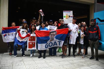 Una porción de los fanáticos de Djokovic en el hotel porteño