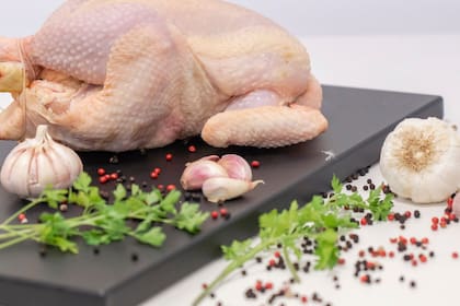 Una porción promedio de 150 gramos (1/2 pechuga de pollo o 1 muslo mediano) aportará 33 gramos de proteínas de excelente calidad y de buena disponibilidad, así como un bajo aporte de grasas cardiosaludables y una diversidad de vitaminas y minerales