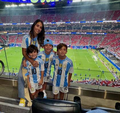 Una postal clásica de la familia Messi: Antonela, Thiago (11), Mateo (8) y Ciro (6) con la camiseta 10 de la Selección Argentina.