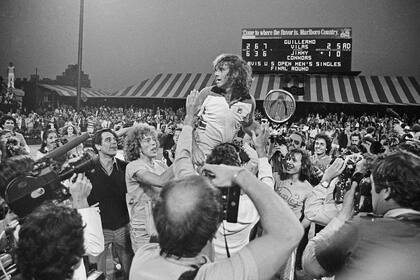 Una postal clásica e inolvidable de la carrera de Guillermo Vilas: en 1977, tras vencer a Jimmy Connors en la final del US Open.