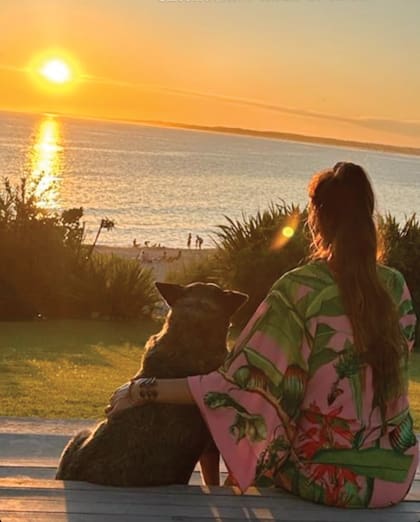 Una postal con su perra desde la terraza de “Casablanca” frente a un espectacular atardecer.