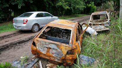 Una postal cotidiana en La Lonja: vehículos robados que terminan incendiados