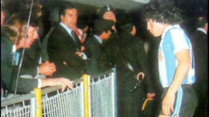 Una postal de 1977: Maradona, con apenas 17 años en la cancha de Boca, recibe las instrucciones de Menotti