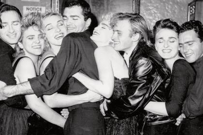 Una postal de 1986 de la exitosa artista con sus hermanos (de izquierda a derecha): Anthony, Jennifer, Paula, Christopher, Mario, Melanie y Martin.