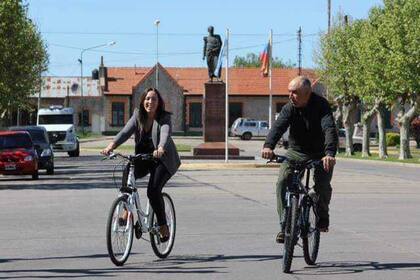 Junto al bicicletero en la campaña de 2015