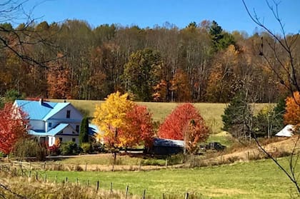 Una postal de otoño en el vecindario de Sandra en Floyd, Virginia, Estados Unidos.