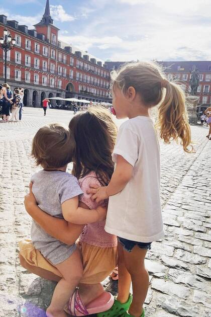 Una postal de Amancio, Magnolia y Rufina en la Plaza Mayor, a quienes Eugenia llamó en las redes sociales sus “pollitos incondicionales”