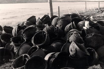 Una postal de cascos apilados en Malvinas