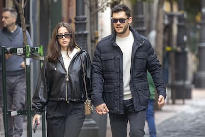 Una postal de diciembre del 2024. Ana de Armas camina de la mano de su novio, Manuel Anido Cuesta, en Madrid