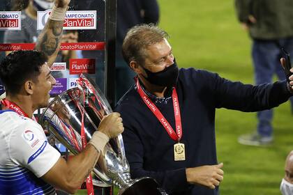 Una postal de estos tiempos: la selfie en la celebración del último campeonato, junto a Fernando Zampedri