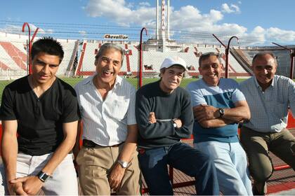 Una postal de fútbol: Goltz junto a leyendas de Huracán, en el centenario del Globo. El defensor acompaña a Buglione, Houseman, Avallay y Roganti