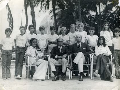 Una postal de hace 50 años, en un Sudamericano en Río de Janeiro: el segundo de la fila de arriba es Martín Billoch, y el cuarto (con anteojos), Santiago Lange. Abajo, a la izquierda, los padres de Martín: Inés y Patricio.