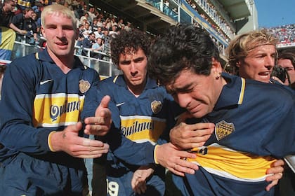 Una postal de hace poco más de dos décadas: Maradona celebra uno de sus últimos goles en Boca, con Palermo, Cagna y Caniggia