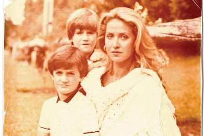 Una postal de infancia con su madre y su hermano