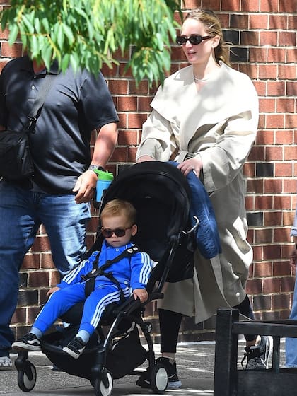 Una postal de Jennifer Lawrence el año pasado de paseo por las calles de Nueva York con su primer hijo