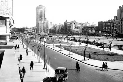 Una postal de la 9 de Julio en 1947, cuando llegaba hasta Belgrano; la avenida concluía tras el edificio del Ministerio de Obras Públicas