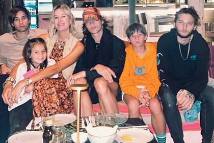 Una postal de la anfitriona durante los festejos de Navidad con sus hijos, Indra, Milo, Salvador, Suria y Valentino.