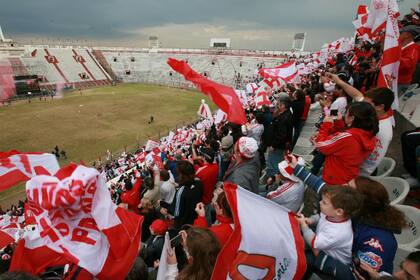 Como lo muestra este reciente partido de Huracán, hubo cada vez más "allegados" a los dirigentes y futbolistas locales; el cumplimiento de la restricción fue desvirtuándose.