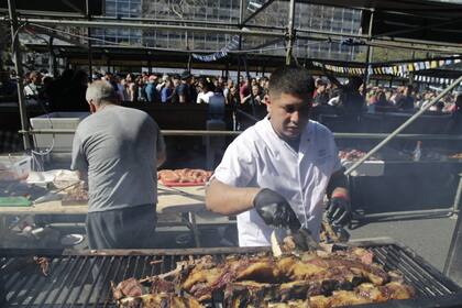 Una postal de la cuarta edición del Campeonato Federal del Asado en Av 9 de Julio (Foto: Alejandro Guyot)