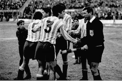 Una postal de la durísima final de la Libertadores 1967 contra Nacional de Uruguay, en plena discusión con el árbitro