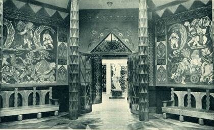 Una postal de la época muestra las decoraciones internas hechas por Stryjeńska en el pabellón polaco de la Exposición de Arte Decorativo en París (1925).
