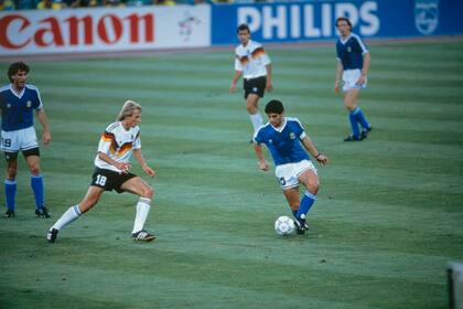 Una postal de la final de Italia '90: Klinsmann presiona a Maradona; un año antes, en la definición de la Copa UEFA, Diego le había ganado a Jürgen en el duelo Napoli-Stuttgart 