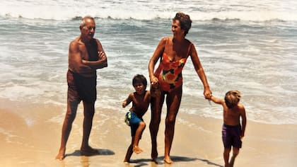 Una postal de la infancia, tomada durante las vacaciones: Felipe y su hermano Mariano disfrutan de la compañía de sus abuelos paternos, Mariano y Ana María "Popy" Davél.