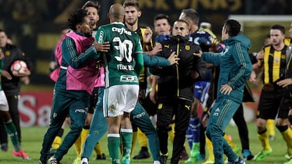 Una postal de la noche de furia en el Centenario