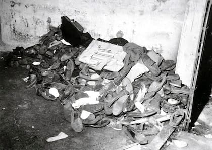 Una postal de la tragedia: decenas de zapatos arrumbados junto a la Puerta 12