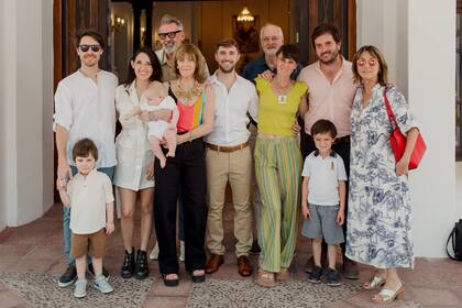 Una postal de las familias, en Salta. Matias Zimmermann con su hijo, Cayetano, Marina Fernández Durand, Benito, María Eugenia García del Río (mamá de Gonzalo), Gonzalo Zimmermann, Marcos Babnik, Lucía Zimmermann, Francisco Rodríguez Pasquini, Baltazar Rodríguez Pasquini (hijo de Lucía) y María Delia Gámez.