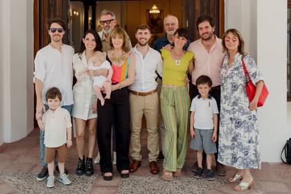 Una postal de las familias, en Salta. Matias Zimmermann con su hijo, Cayetano, Marina Fernández Durand, Benito, María Eugenia García del Río (mamá de Gonzalo), Gonzalo Zimmermann, Marcos Babnik, Lucía Zimmermann, Francisco Rodríguez Pasquini, Baltazar Rodríguez Pasquini (hijo de Lucía) y María Delia Gámez. 