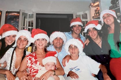 Una postal de los Gastaldi-Tinayre-Viale en los tiempos en los que compartían la casa de Barrio Parque: “Vivir todos juntos fue una novedad, además, mis hermanos y yo y los hijos de Marcela teníamos las mismas edades. Era muy divertido; nos íbamos todos juntos de vacaciones”, cuenta Camila.