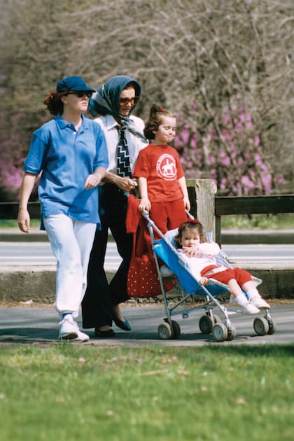 Una postal de octubre de 1992: Jackie con sus nietas Rose y Tatiana (de 4 y 2 años, respectivamente), durante uno de sus tradicionales paseos en el Central Park, de Nueva York. La viuda de JFK murió dos años después, en 1994