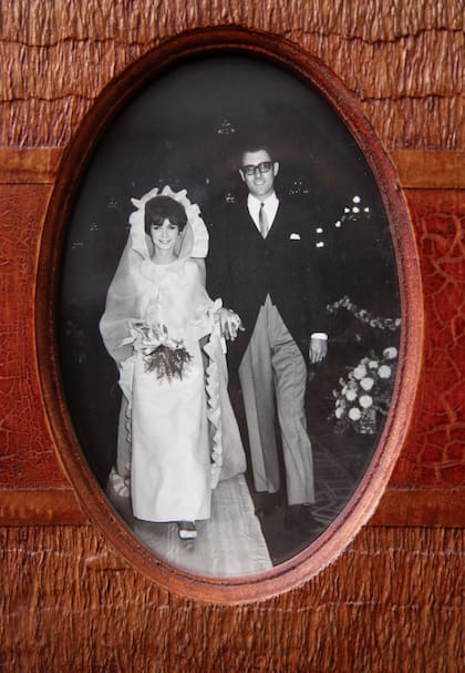 Una postal de su casamiento en Buenos Aires, en 1966, en la iglesia del
Santísimo Sacramento.