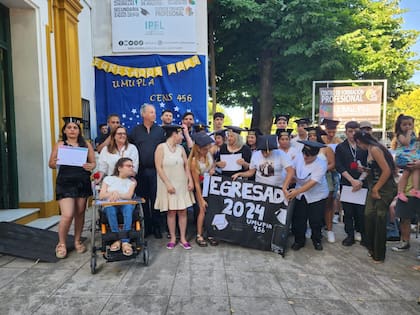 Una postal de su graduación del secundario en 2024; junto a ella está Karina, una de sus asistentes personales