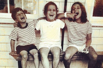 Una postal de su infancia junto a sus hermanas mayores.