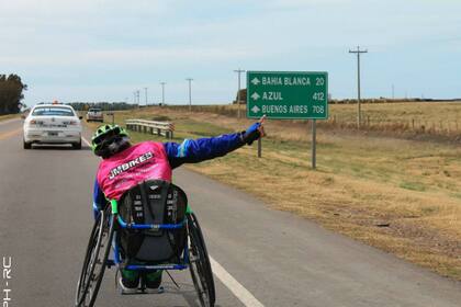 Una postal de su lucha: unió Nequén con Buenos Aires