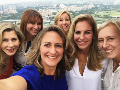 Una postal de tenis de todos los tiempos: Monica Seles, Iva Majoli, Chris Evert, Mary Pierce, Arantxa Sánchez y Martina Navratilova, en un encuentro en Singapur en el WTA Finals de 2016