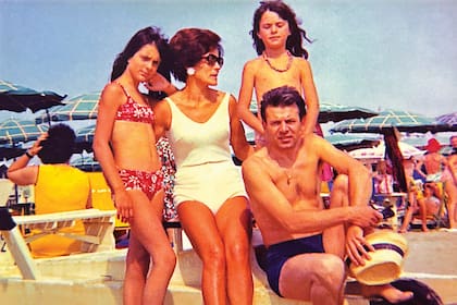 Una postal de unas vacaciones en familia. De izquierda a derecha se ve a Patricia, su mamá, Eni Tiezzi, Rossella y Mario della Giovampaola.
