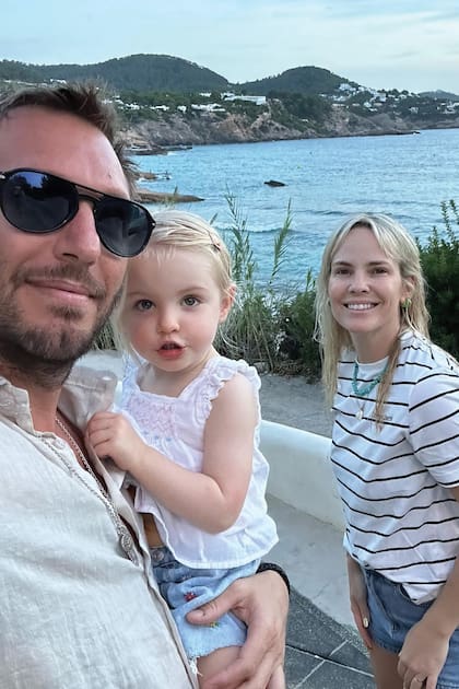 Una postal de unas vacaciones en familia en Cala Tarida junto a su marido, Nicolás Naymark, con quien se casó en 2017, y Carmela.
