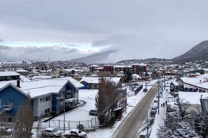 Una postal de Ushuaia cubierta por nieve