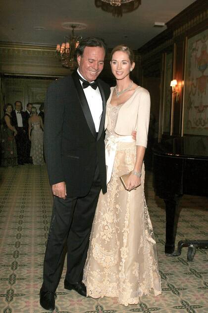 Una postal del 2005 de Julio Iglesias y su esposa, Miranda, durante la cena de gala en la que se entregaron las medallas de oro del Queen SofÌa Spanish Institute de Nueva York