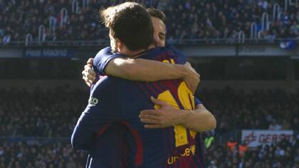Una postal del clásico en el Bernabéu: la felicitación de Jordi Alba a Messi tras el gol de penal del argentino