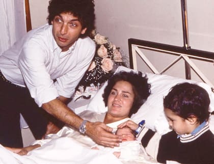 Una postal del día en que
nació su segunda hija, Clara. “Estoy muy orgulloso de mis hijos, los tendría de nuevo… Chino
es un tipo que hizo su propio camino y que se lo está haciendo. Es un gran trabajador. Y
también estoy muy orgulloso de Clara, y creo que en eso tiene que ver Florencia y no tanto
yo”, confesó el actor en 2020 en un ciclo de la Televisión Española.